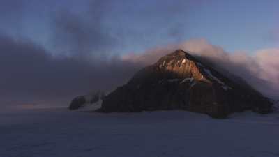 Svalbard, sommets dans les nuages