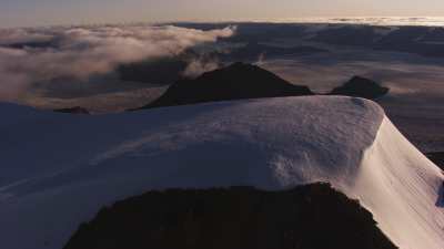 Svalbard, sommets et plaine dans la brume