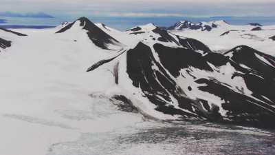 Svalbard, montagnes et sommets enneigés