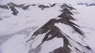 Svalbard, montagnes et vallée enneigée