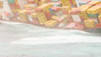 Cargo échoué menaçant de déverser ses conteneurs