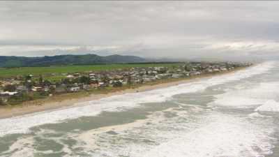 Plans larges du littoral après le naufrage