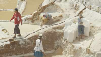 Exploitation traditionnelle des Salins de Maras
