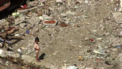 Tacloban en ruines après le typhon Haiyan, la vie reprend