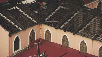 Toiture de l'église de Tacloban détruite après le typhon