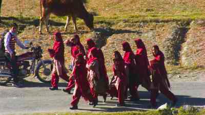 Collégiennes pakistanaises sur le chemin de l'école