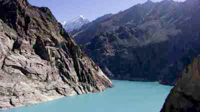 Les eaux calmes du  lac Attabad