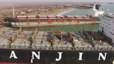 Gros plan sur un navire en attente de déconstruction sur le littoral