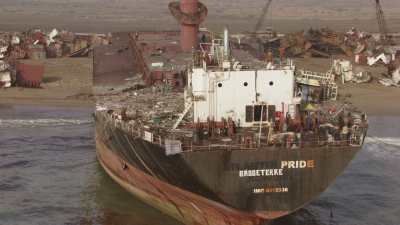 Gros plans des navires en cours de  déconstruction
