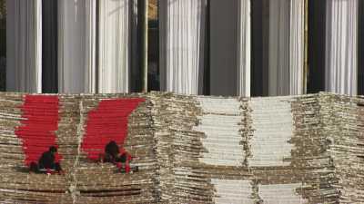 Zoom sur des ouvriers étendant les textiles dans une usine près de Karachi
