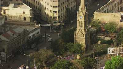 Survol de la ville, clocher et mosquée