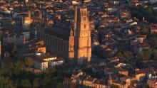 La ville dans la lumière dorée du soleil couchant