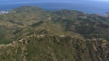 Les vignes, le village en bord de mer