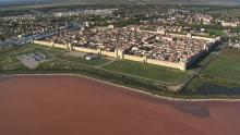 La ville fortifiée  et les salins de Giraud