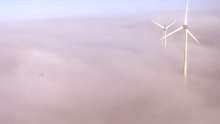 Campagne le matin, brume, éoliennes