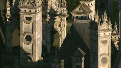 Très gros plans sur les hauteurs du château
