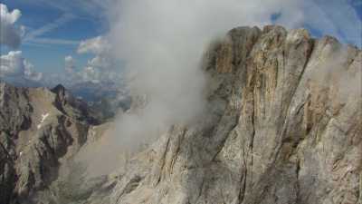 Survol des sommets des Dolomites