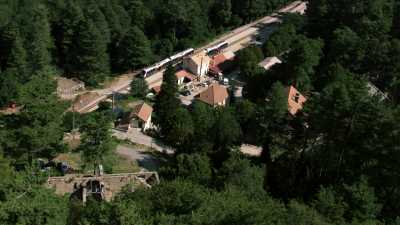 La village dans la forêt et ruines du Grand Hôtel