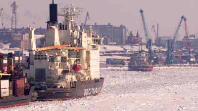 Brise-glace et cargos devant Doudinka
