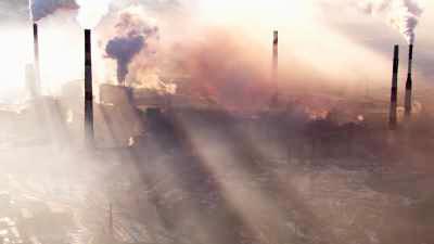Cheminées, pollution extrême, rayons de lumière