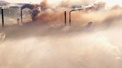 Cheminées, pollution extrême, rayons de lumière