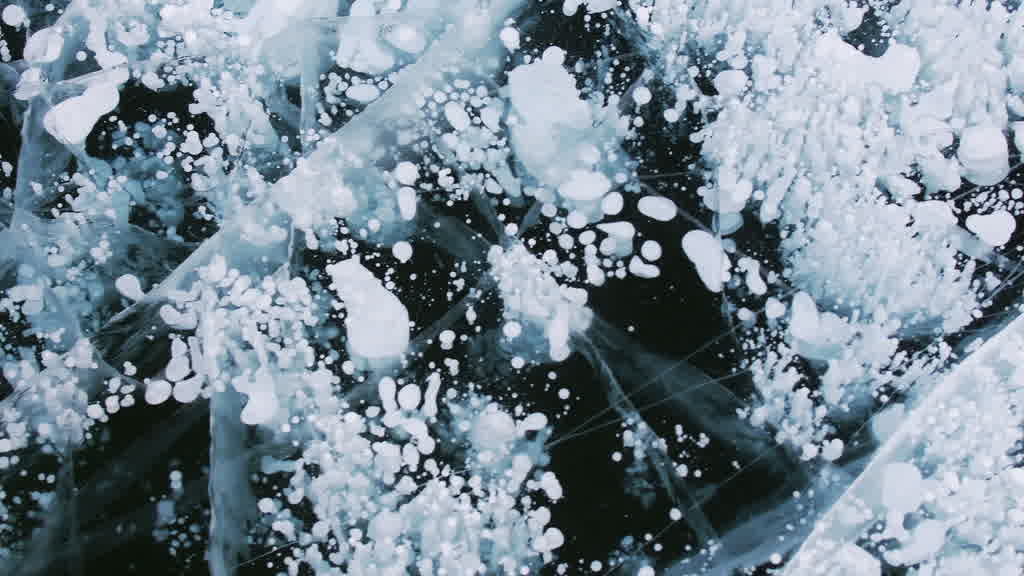 Bulles de méthane emprisonnées dans la glace du lac Baïkal