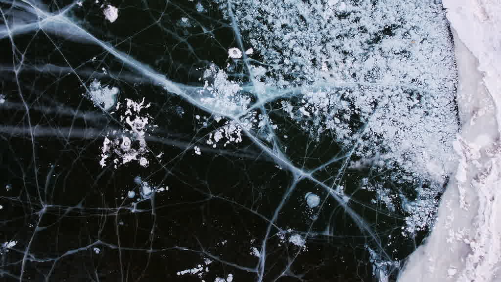 Bulles de méthane emprisonnées dans la glace du lac Baïkal