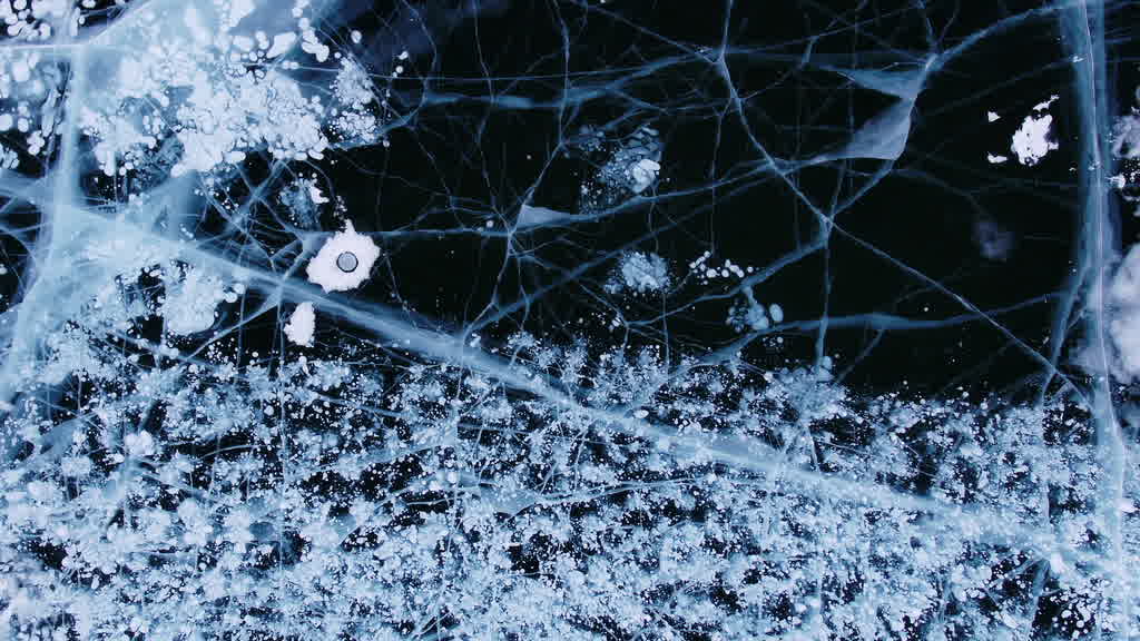 Bulles de méthane emprisonnées dans la glace du lac Baïkal