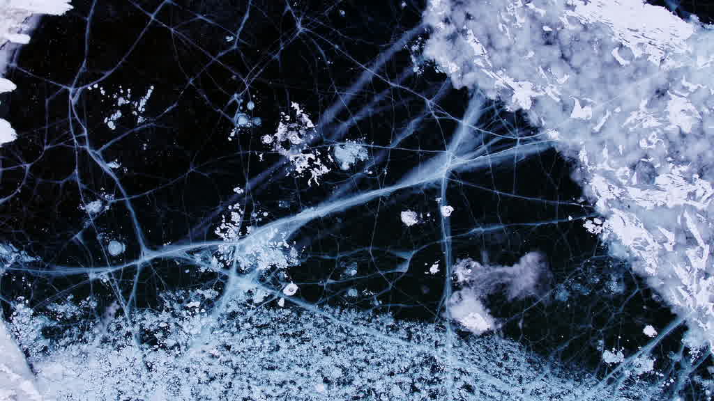 Bulles de méthane emprisonnées dans la glace du lac Baïkal