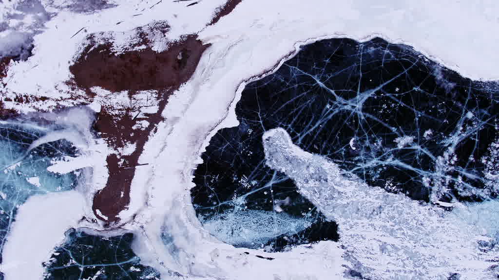 Bulles de méthane emprisonnées dans la glace du lac Baïkal