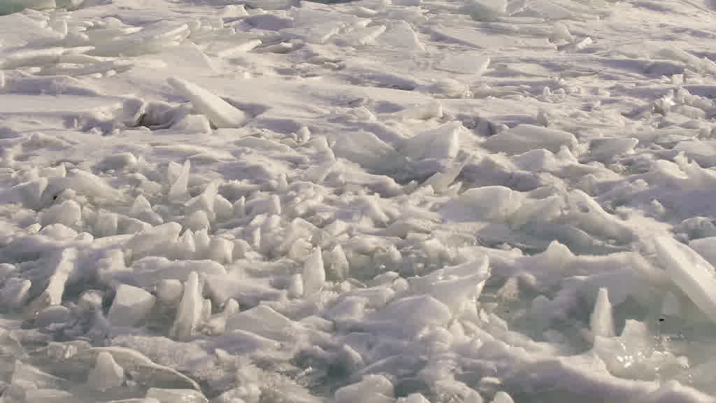 Le lac Baïkal à la fin de l'hiver