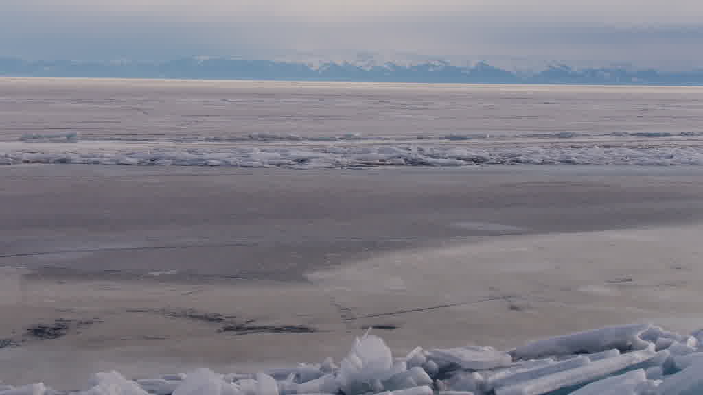 Le lac Baïkal à la fin de l'hiver