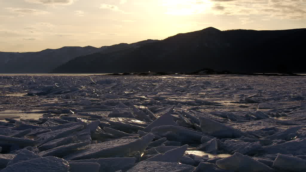 Le lac Baïkal à la fin de l'hiver
