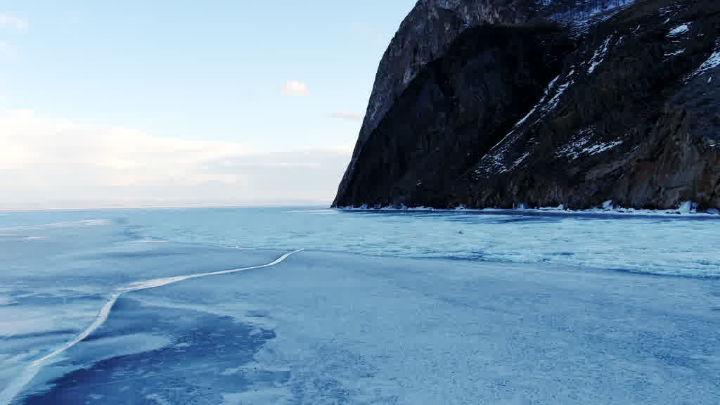Le lac Baïkal à la fin de l'hiver