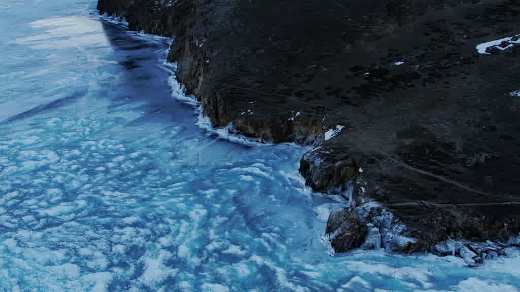 Le lac Baïkal à la fin de l'hiver