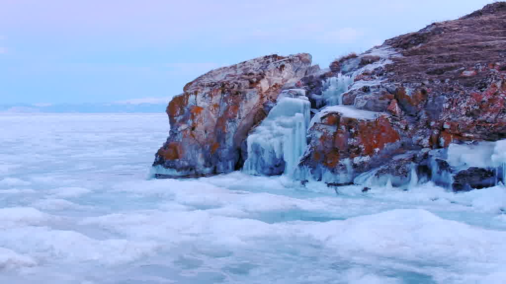 Le lac Baïkal à la fin de l'hiver