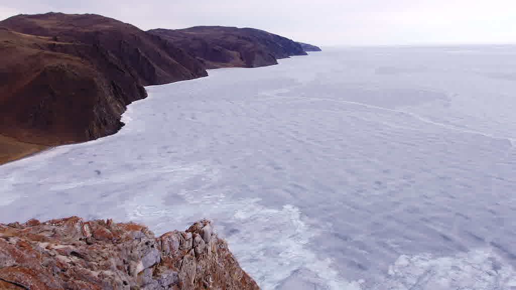 Le lac Baïkal à la fin de l'hiver