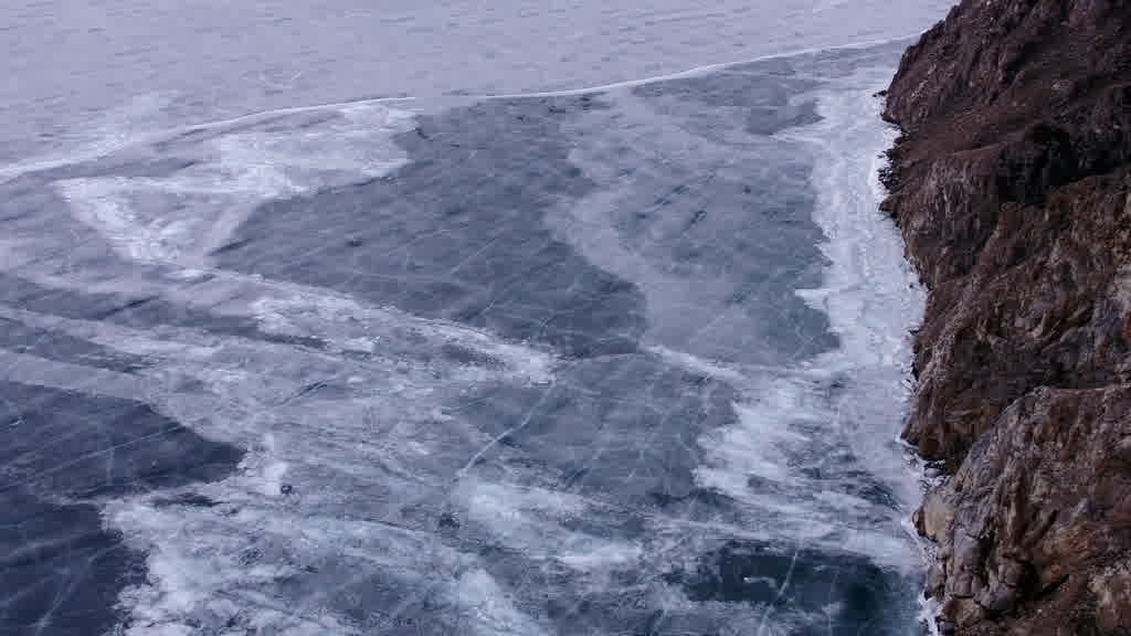 Le lac Baïkal à la fin de l'hiver