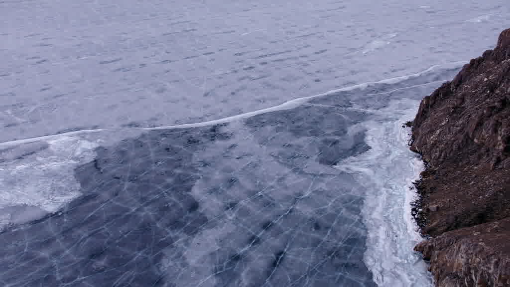 Le lac Baïkal à la fin de l'hiver