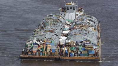 Barge chargée de matériel en vrac sur le Nil