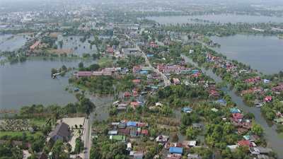 Survol plans larges de quartiers inondés