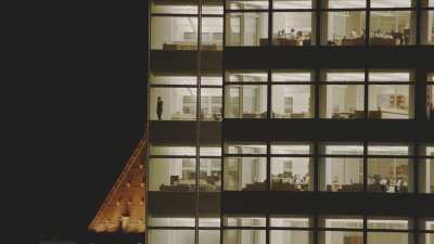 Plans très serrés autour des gratte-ciels, bureaux de Manhattan la nuit