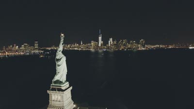 De nuit entre la Statue de la Liberté et Manhattan