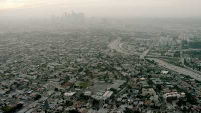 Los Angeles dans la brume, trafic routier et échangeurs
