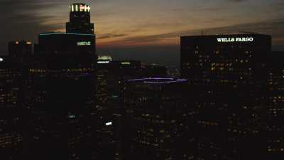 Les gratte-ciels et autoroutes de Los Angeles la nuit