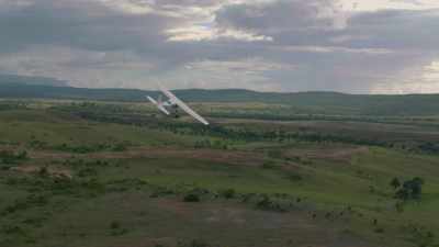 Avion survolant la savane, forêt tropicale