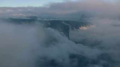 survol des Tepuy dans la brume