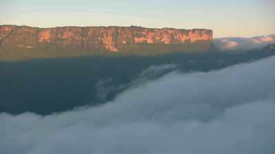 Le Mont Roraima apparait au dessus des nuages
