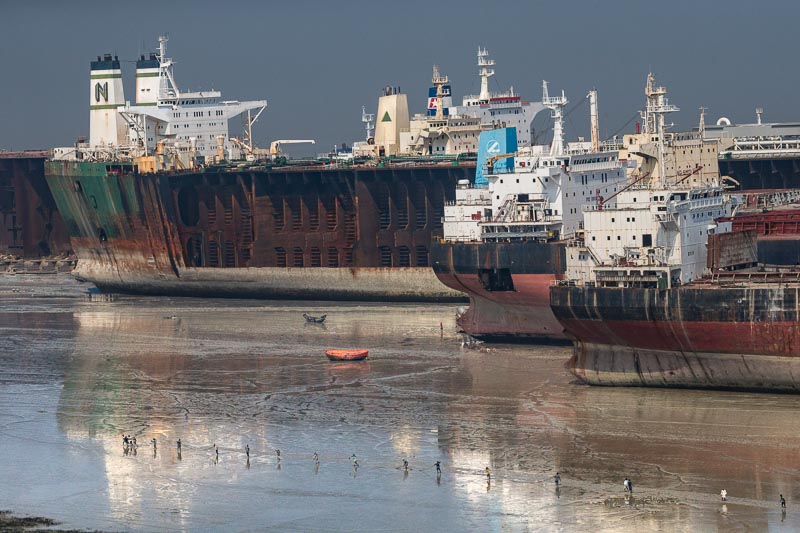 Démolition de bateaux sur les plages du Bangladesh