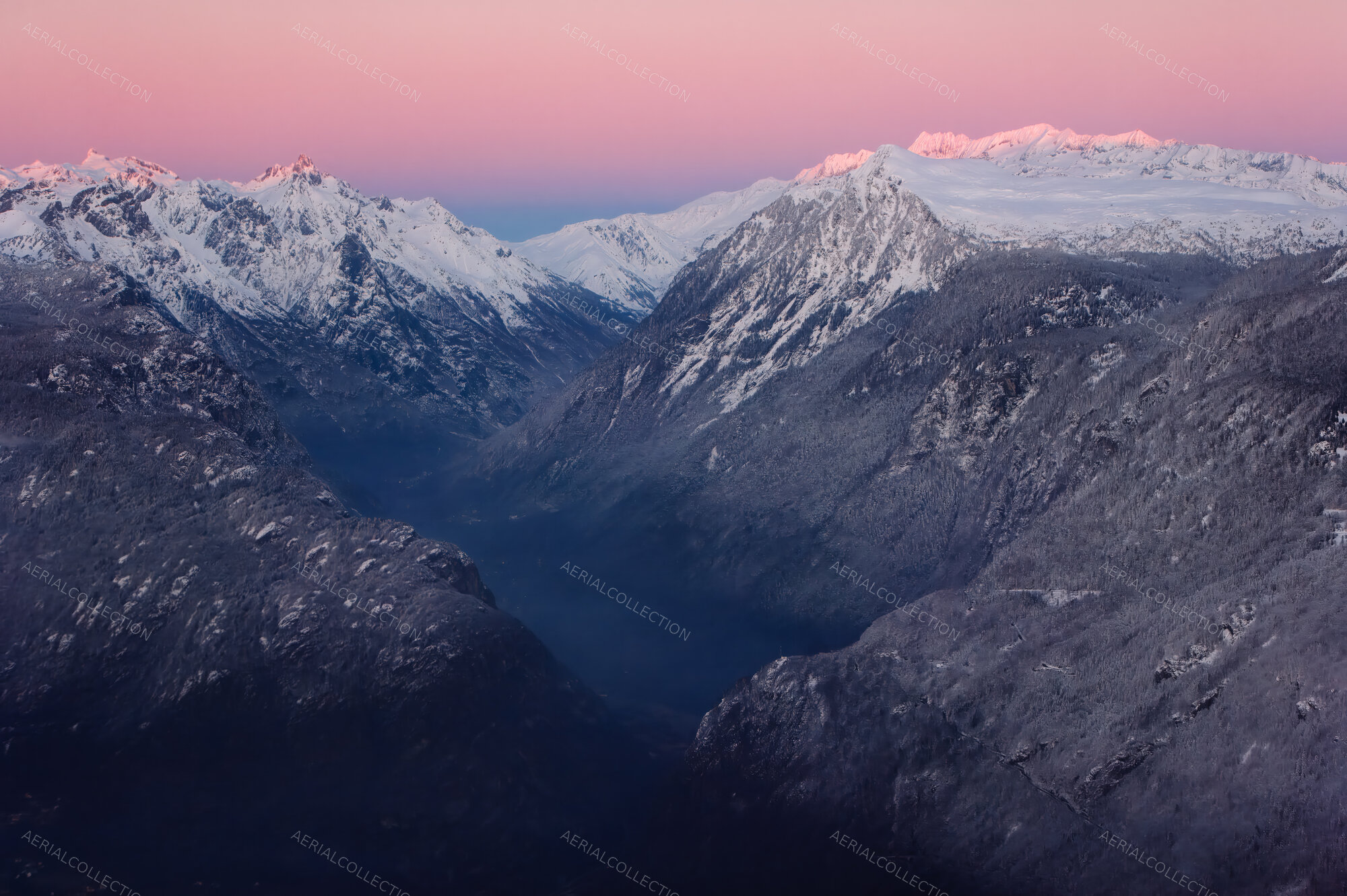 Vue d'une vallée des Alpes au couchant